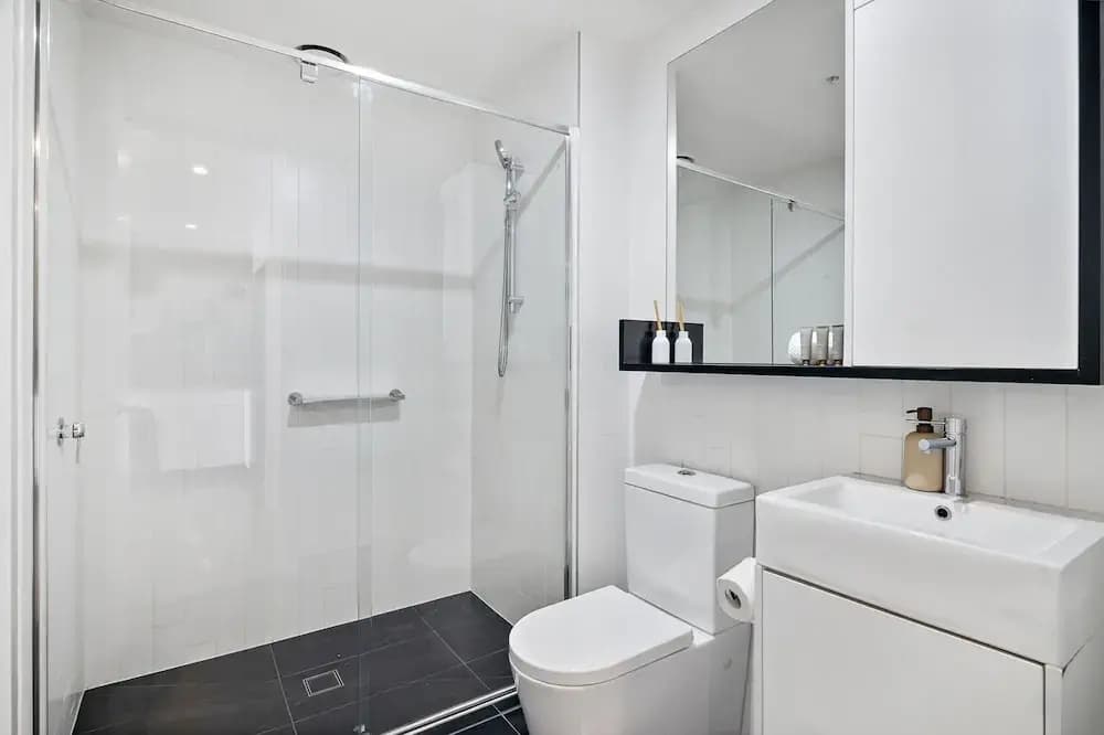 Renovated 2-bed Apartment With Balcony - photo 13