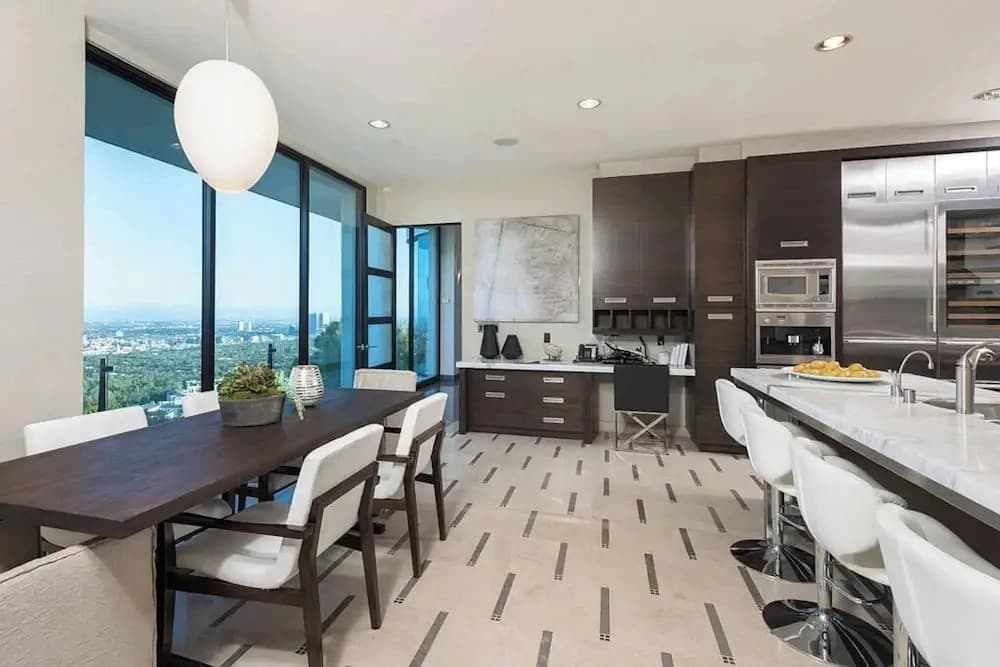 Beverly Crest: Ultra-private BH Retreat w/ Infinity Pool & Skyline Vistas - photo 16