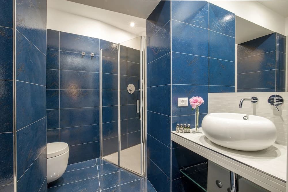 GCF Luxury Suites, Guest House - photo 10