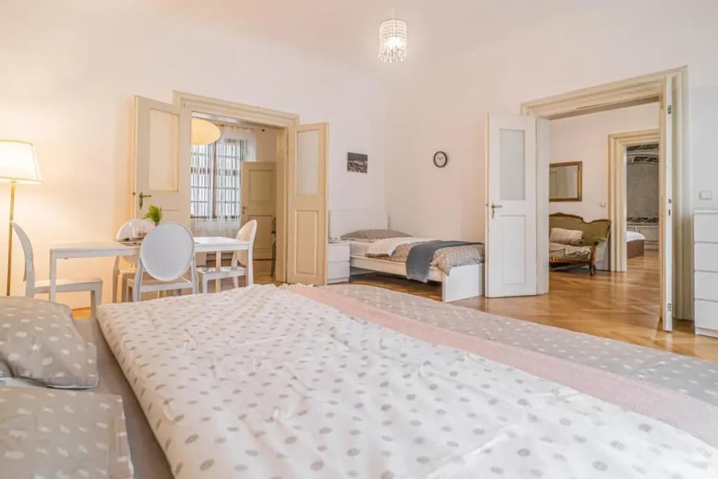 Spacious Apt at Mala Strana, Charles Bridge 3min - photo 3