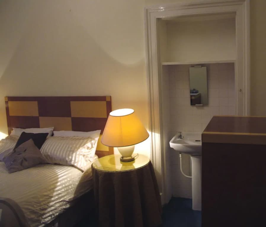 Regis Guest House - photo 6
