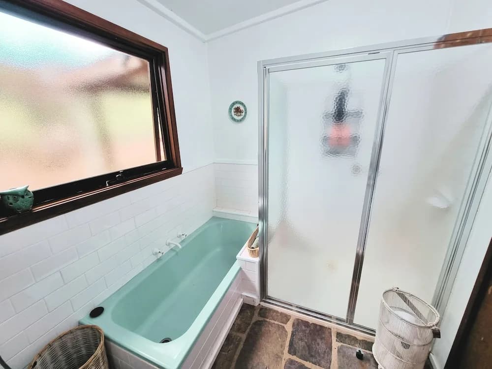 Rustic Country Lane Farmhouse in Lysterfield - photo 7