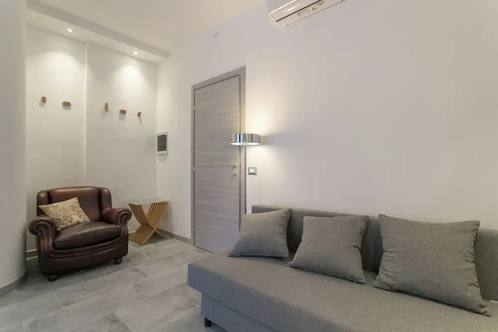 Modern Studio with Balcony in Milan - photo 13