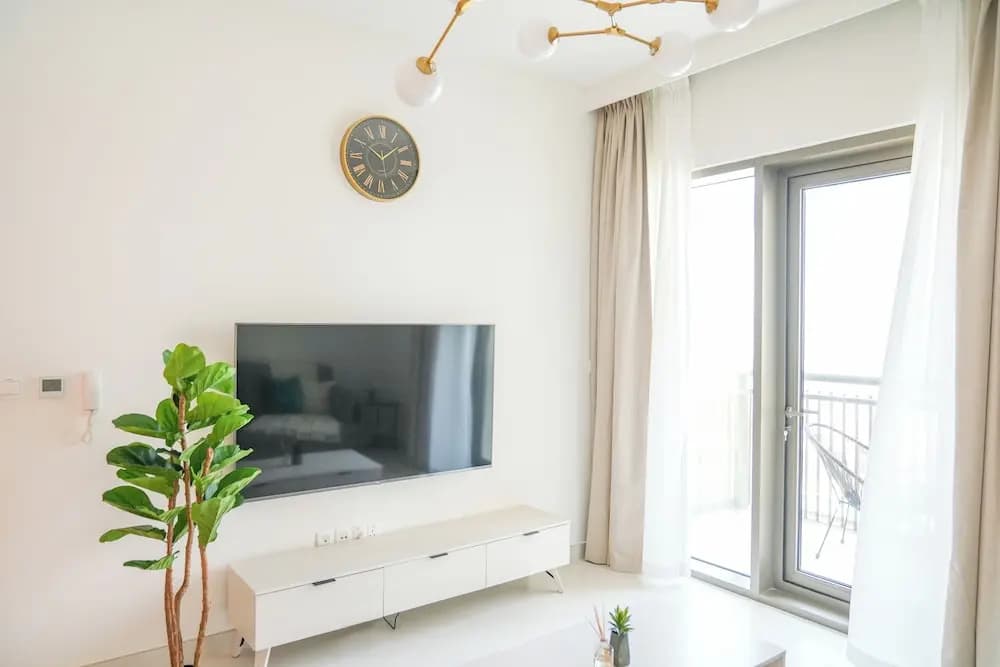 Yogi - Elegant Apartment With Balcony Amidst Vibrant Area - photo 13