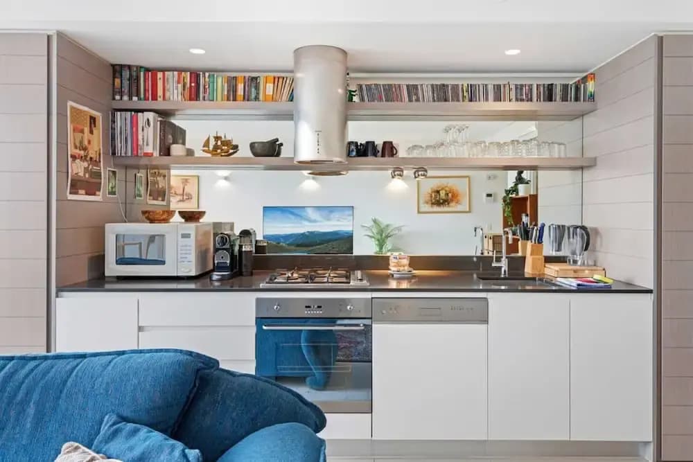 Eclectic 1-bed Apartment With Pool and Gym - photo 9