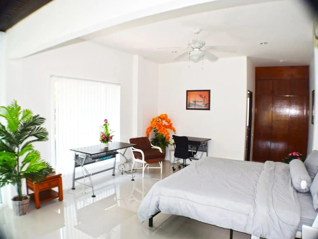Luxury 5 Bed 5 Bath Villa - photo 1