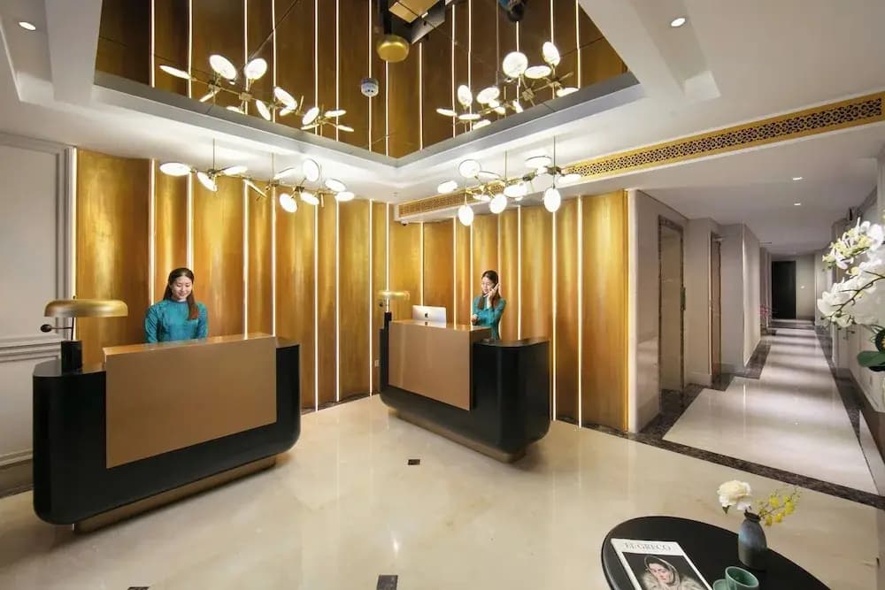 Le Premier Hotel & Rooftop Bar - photo 2