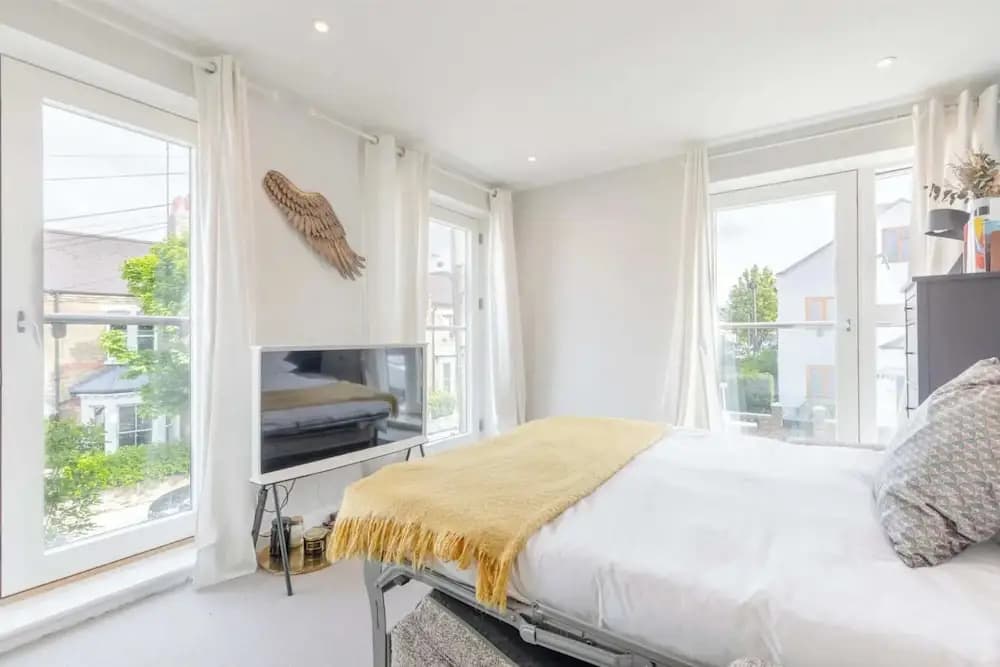 Sleek & Spacious 2BD Flat - Clapham - photo 2