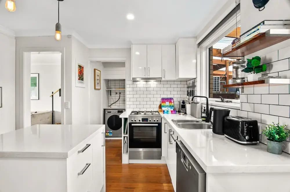 Family Friendly 3-bed With Courtyard & Parking - photo 12