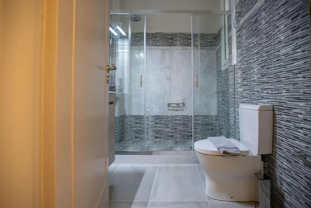 Luxurious 4 bdrm+3 bath Apt in the heart of Athens - photo 6