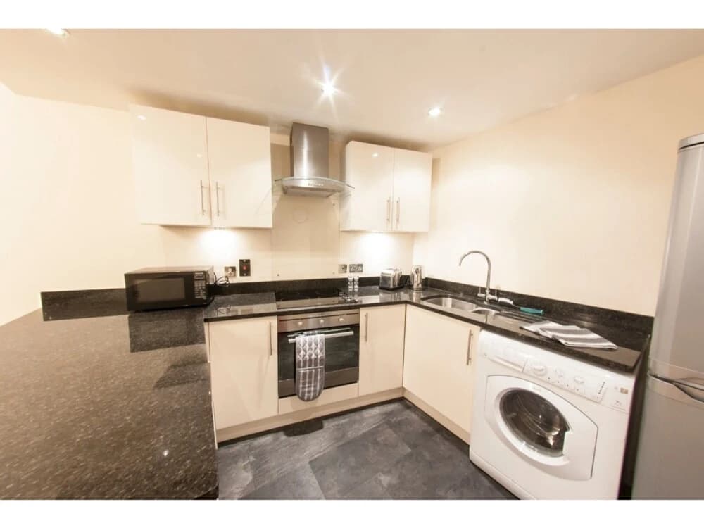 Bright, Classy 2BR Riverside Flat for 4 - photo 10