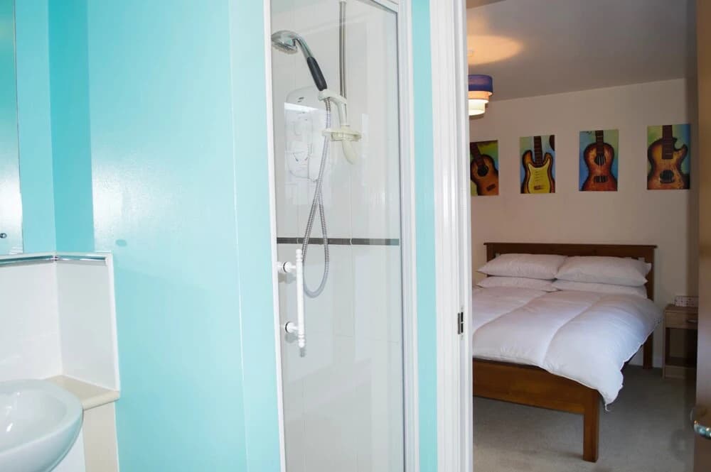 Bright 2 Bedroom Flat With Patio - photo 8