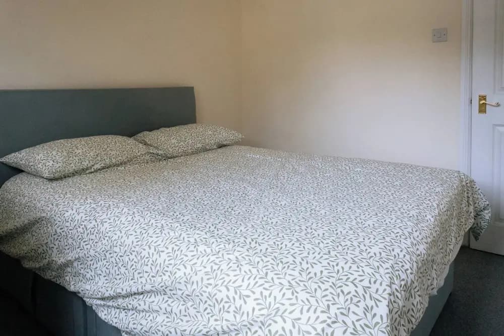 Snug & Serene 2BD Flat - Roseburn - photo 1