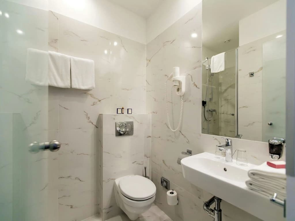 Roombach Hotel Budapest Center - photo 20