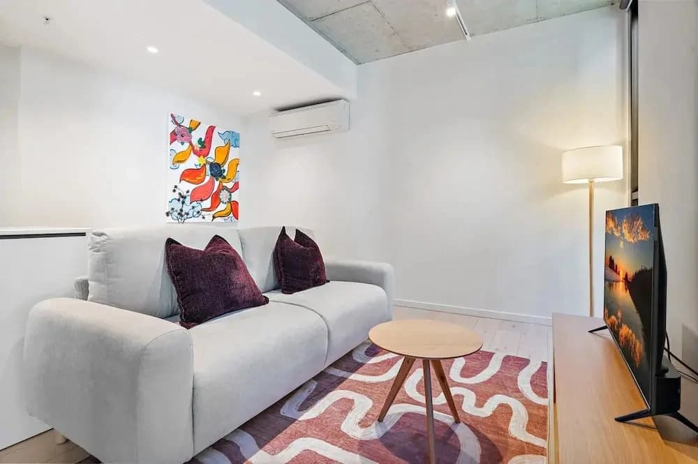 Well-lit 2-bed Apartment With Balcony - photo 8