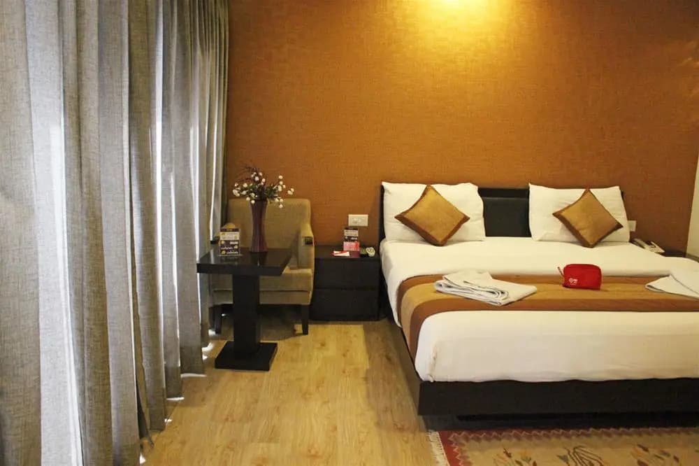 OYO Premium in Green Park Main Market - photo 3