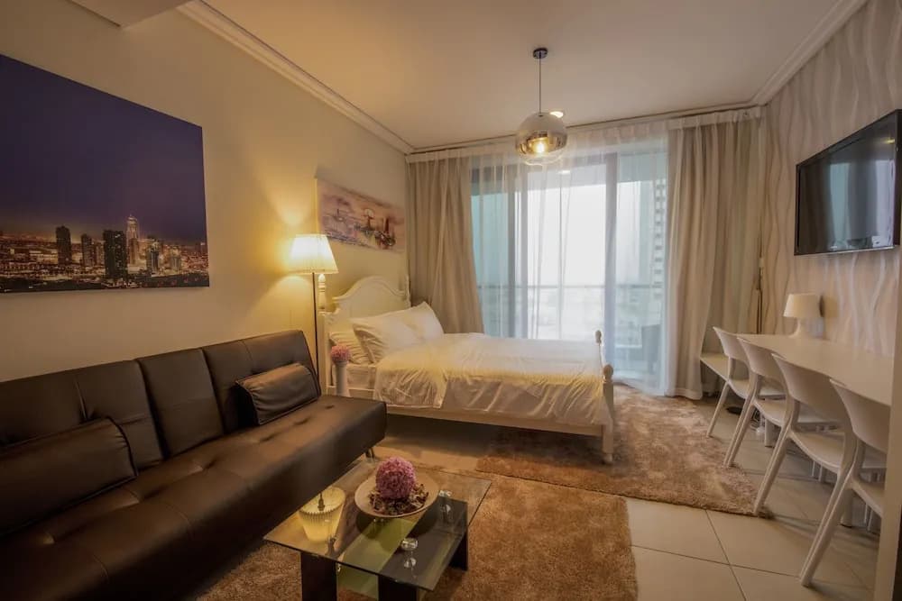 Iconic Apartment with Balcony - photo 2