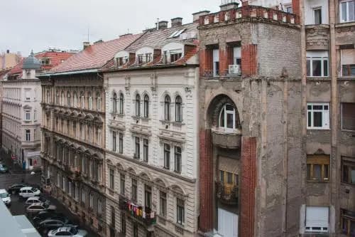 Modern 3 Br Apt with Balcony - photo 1
