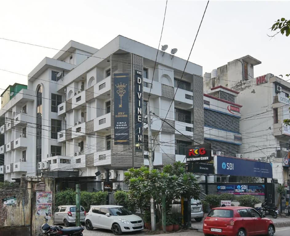 Hotel Divine Inn - photo 1