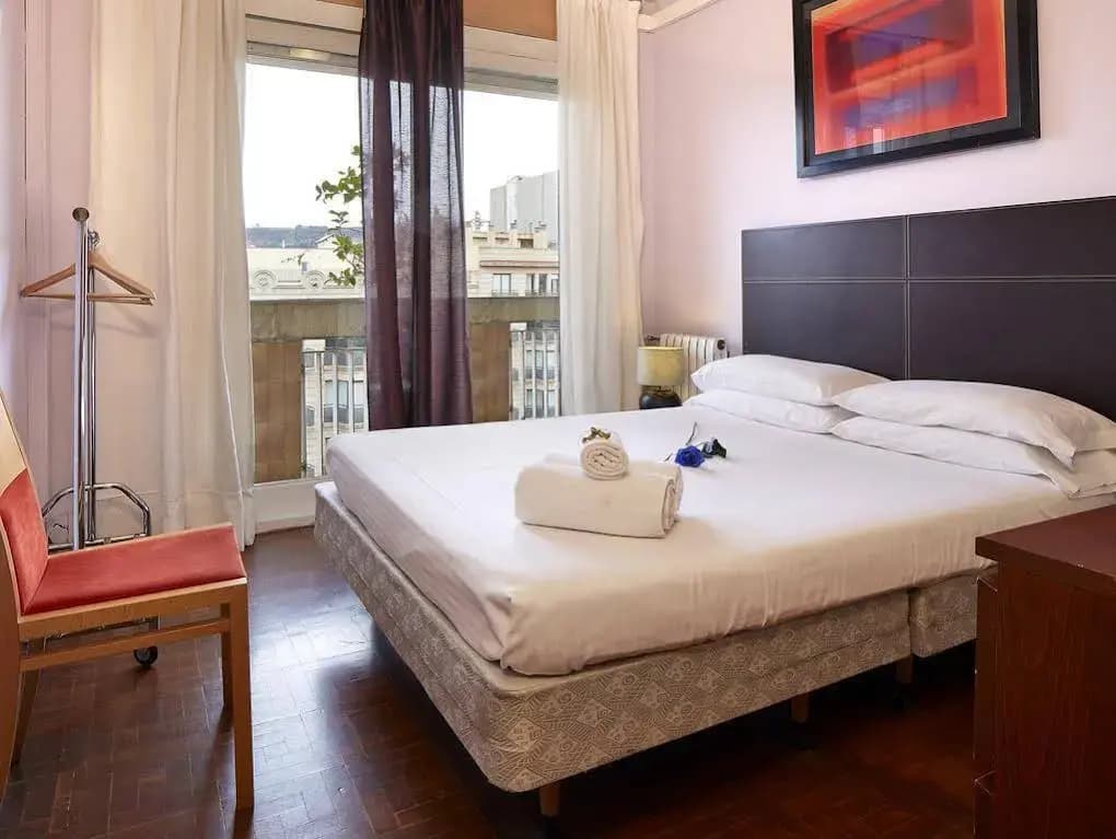 Plaza Spain Guest House - photo 3