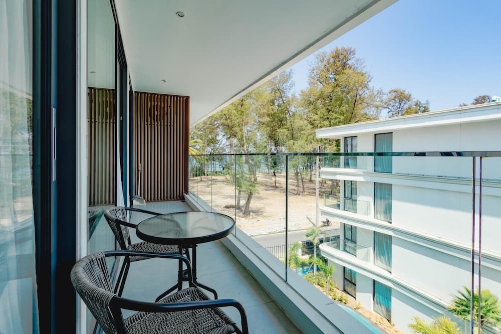 Unit 2303 Beachfront Pool-facing + Sea View - photo 12