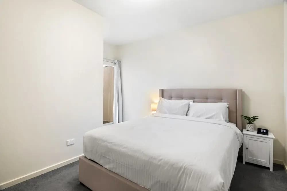 Bright 2-bed Flat With Balcony in Kensington - photo 3