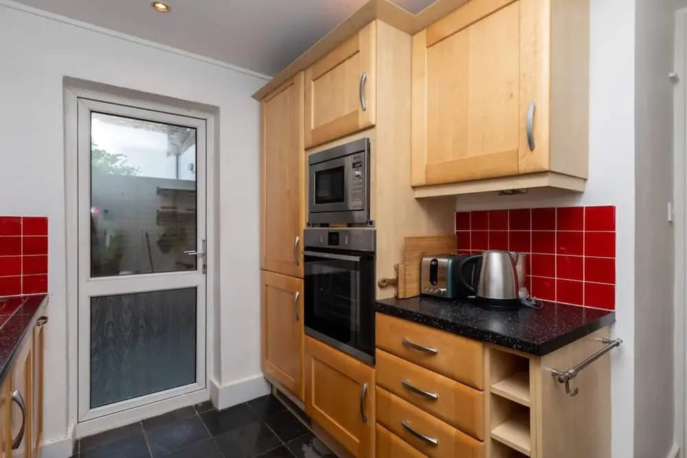 Spacious 1BD Flat w/ Garden - Hammersmith! - photo 11