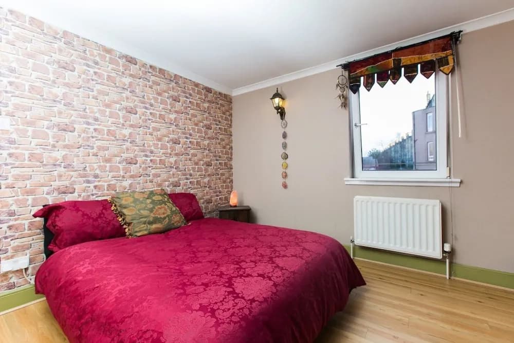 Charming 2BR Flat for 4 Overlooking Holyrood Park - photo 5