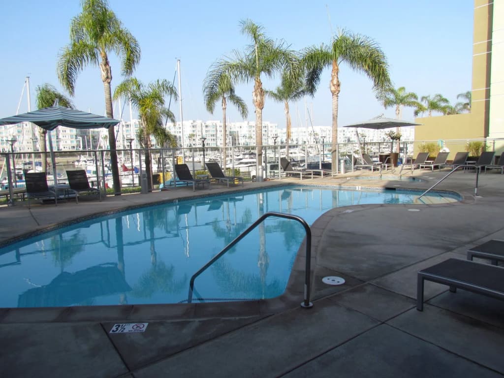 Apartment with Full Amenities - Miracle Mile - photo 4
