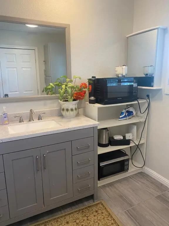 Private Room in Los Angeles w/ AC & WIFI - main photo