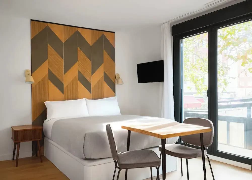 Limehome Madrid Calle de Bolivia - photo 10
