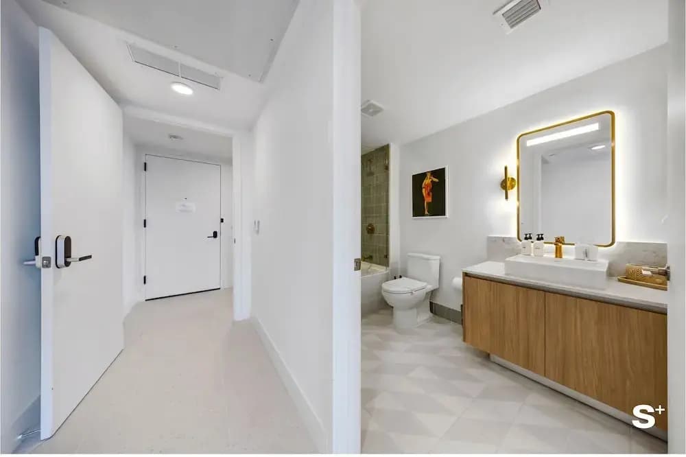 Downtown 1BR Apt with Skyline Views - photo 8