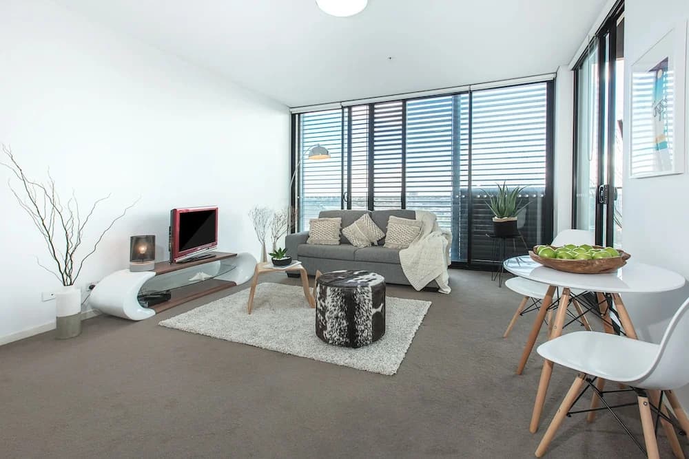 Redfern One Bedroom Apartment with Views - photo 2