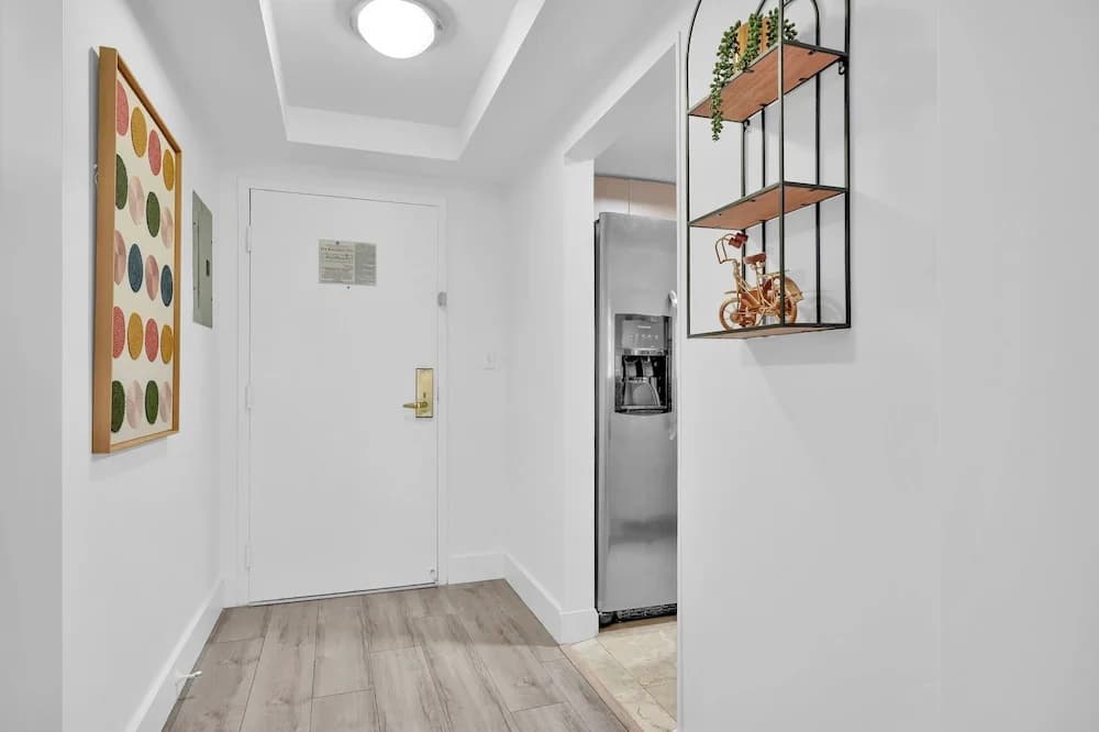 Serene Cozy Retreat with Balcony - photo 12