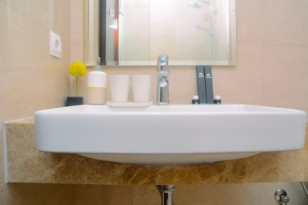 Pleasant and Simply Studio Room Menteng Park Apartment - photo 6