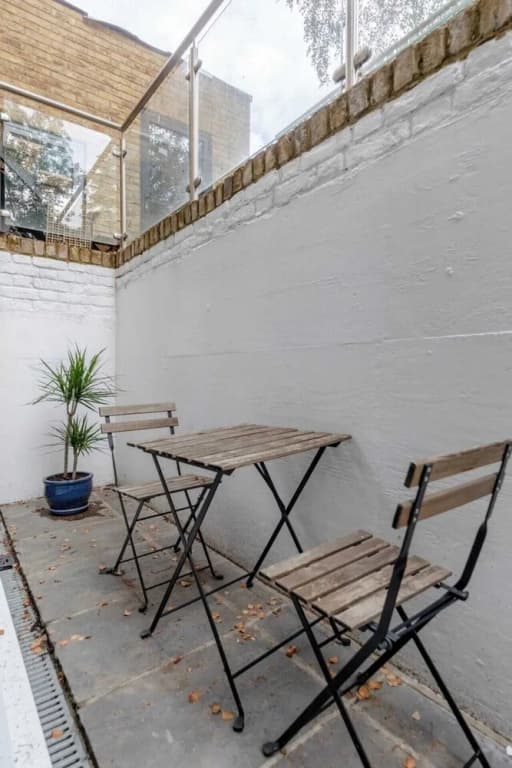 Beautifully Refurbished 2BD Flat- Clapham - photo 10