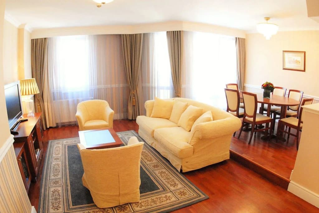 Queen's Court Hotel & Residence - photo 16