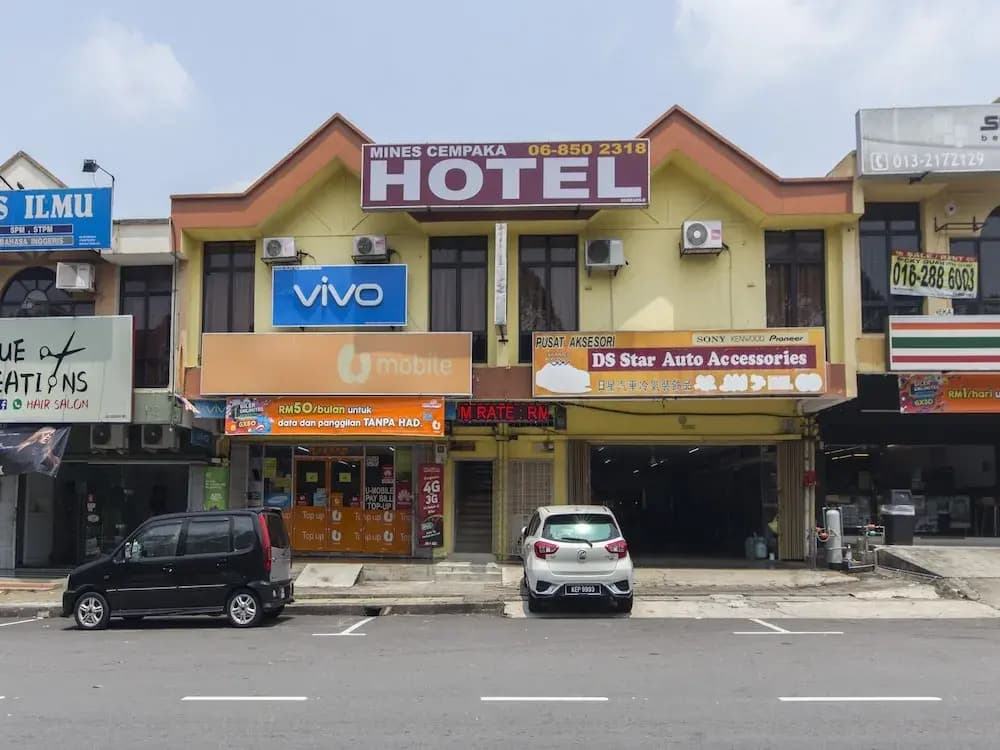 Mines Cempaka Hotel by OYO Rooms - photo 1