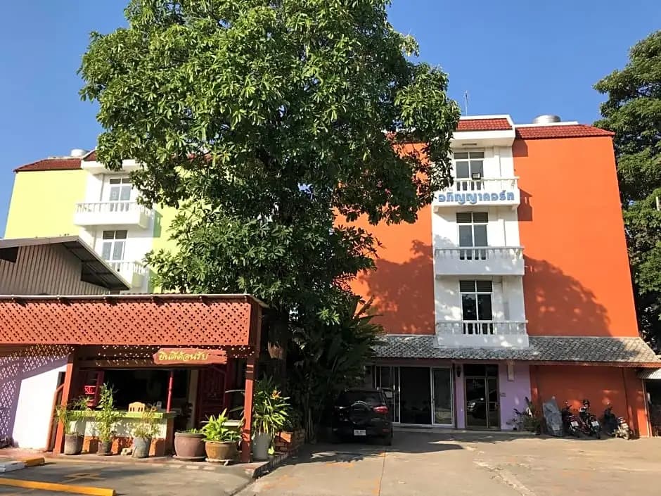Apinya Court - main photo