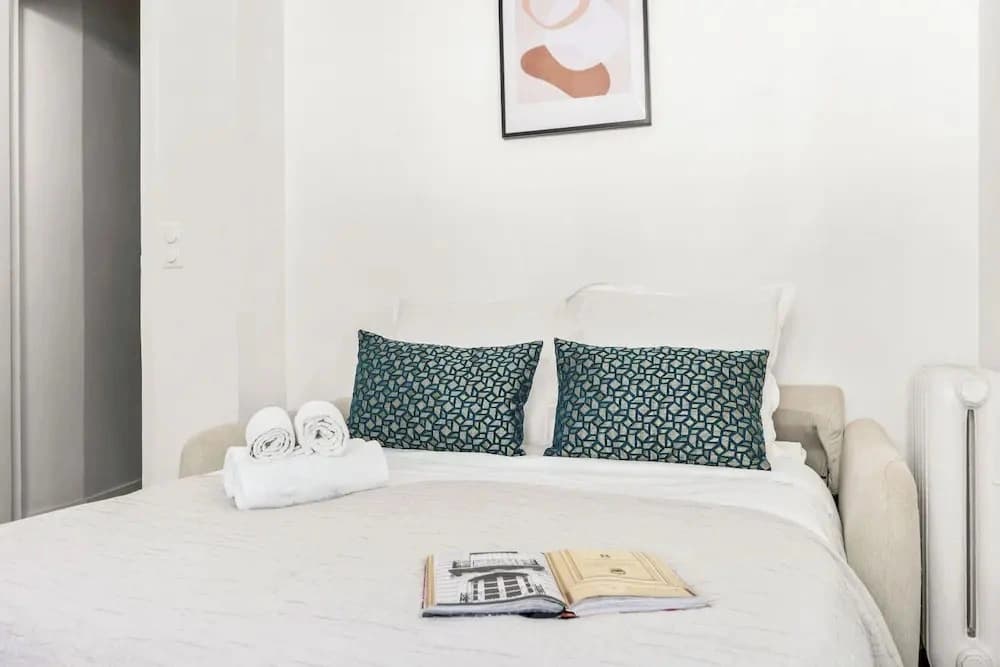 Bright Parisian 1BR by Champs - photo 2