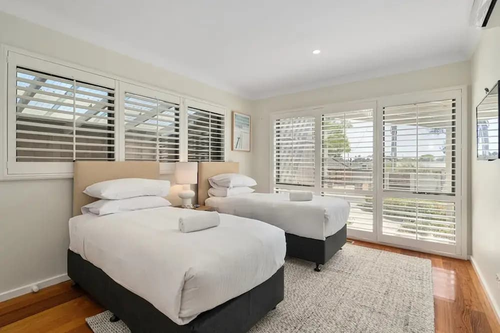 Luxurious 3-bed Home With Outdoor Spa - photo 10