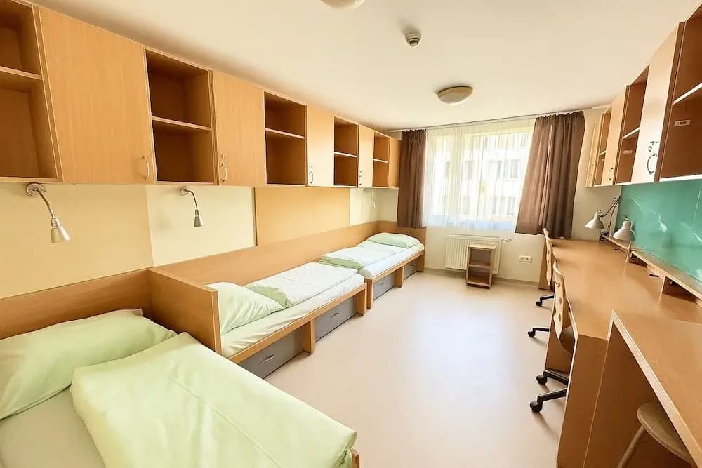 UrbanNest Private Hostel Rooms - photo 6