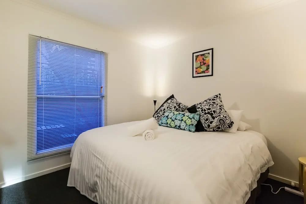 DAWN, 2BDR Carlton Apartment - photo 2