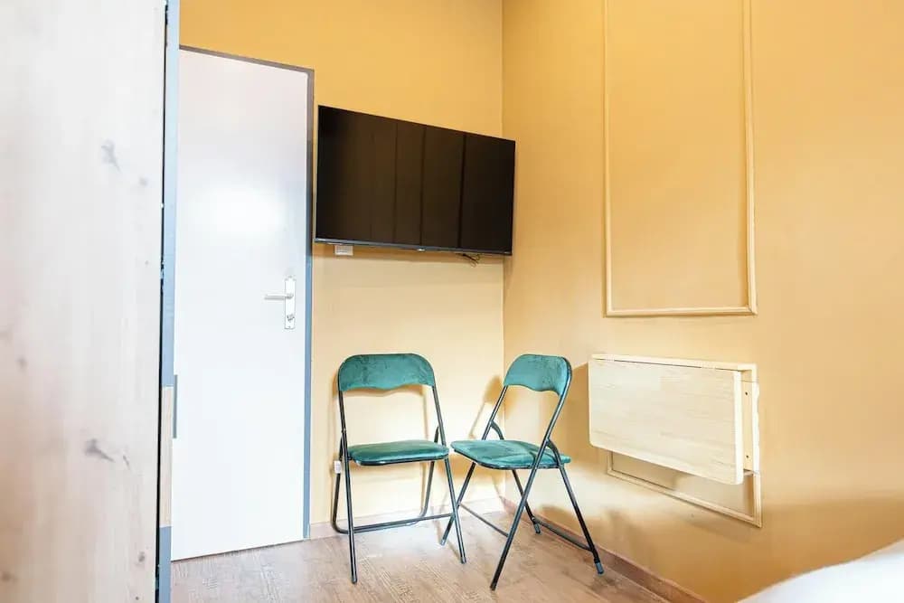 4BR Apt for 10P Walk to Westbahnhof - photo 3