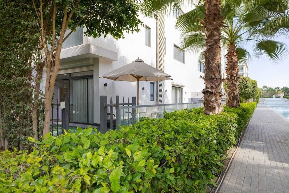 ELITE New Modern 3BR Apartment - photo 10