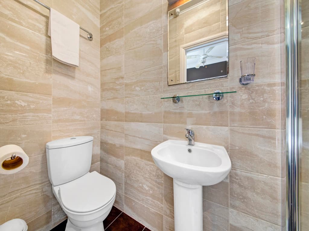 OYO Bostons Manor Hotel, Hanwell London - photo 8