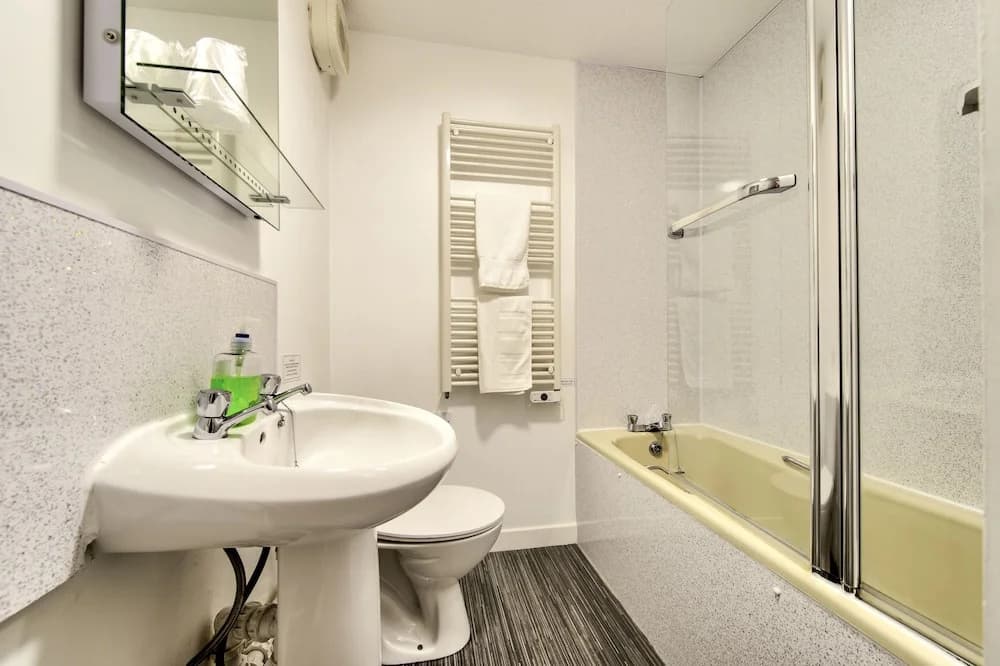 Charming Grassmarket Apartment with Castle View - photo 6