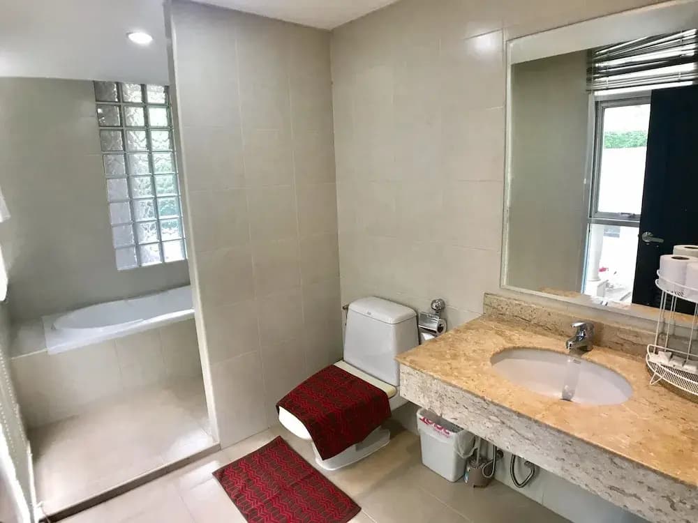 Twin Peaks Sukhumvit Suites - photo 9