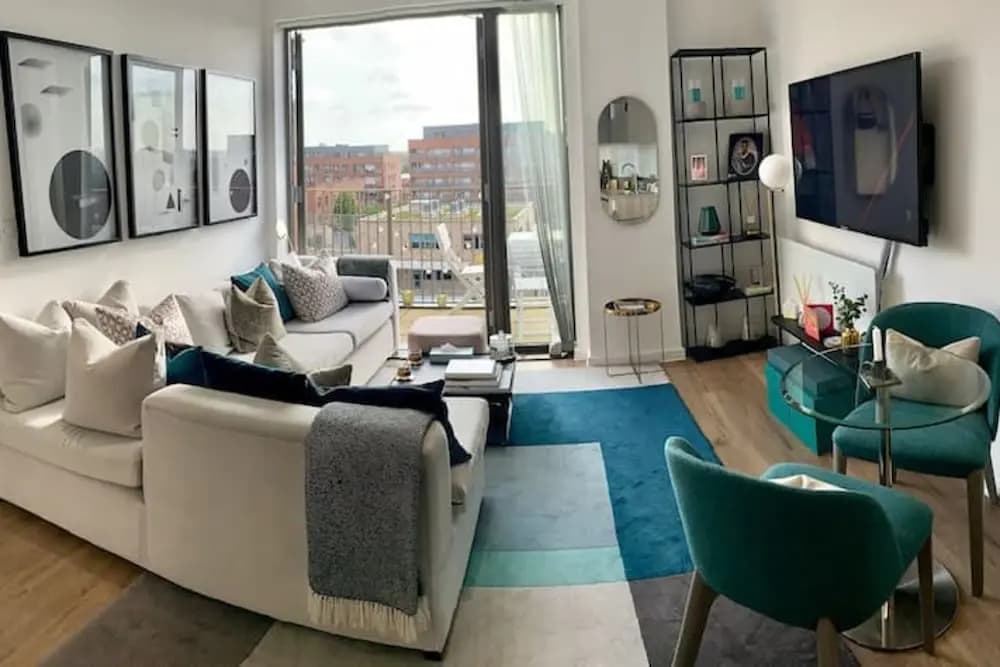 Stylish and Chic 1 Bedroom Apartment in Canning Town - photo 2