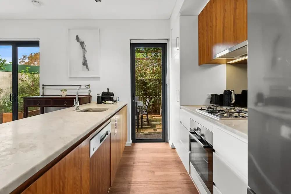 Spacious 2-bed Retreat With BBQ & Courtyard - photo 12